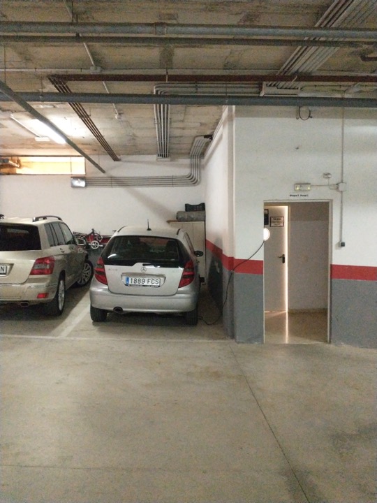 Två garageplatser och ingång till hiss
