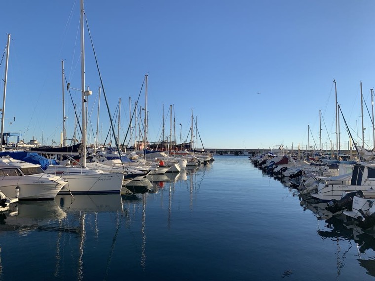 Småbåtshamnen i Caleta