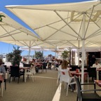 Uppträdande och musik på en av Caleta's många barer och serveringsställen
