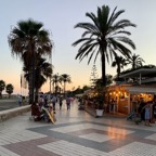 Strandpromenaden längs havet i Torre del Mar