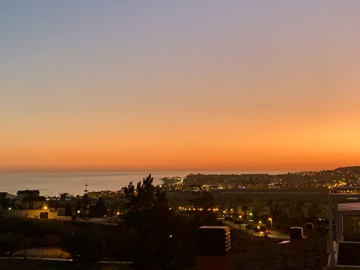 Utsikt från den mindre terrassen över havet och Torre del Mar