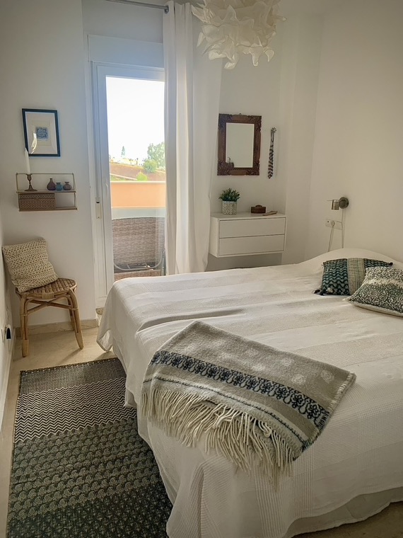 Sovrum med en-suite och dörr till den mindre terrassen