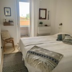 Sovrum med en-suite och dörr till den mindre terrassen
